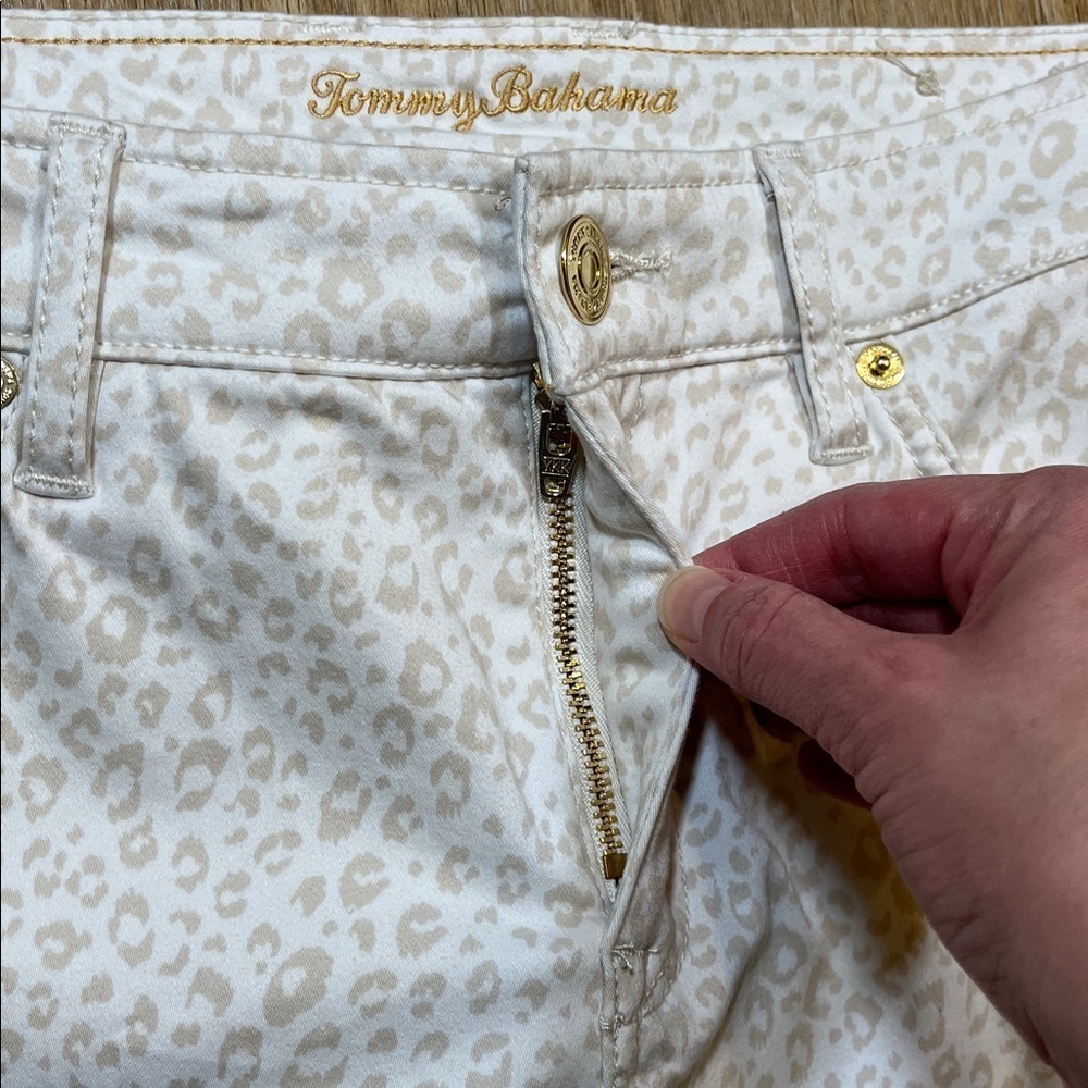 Tommy Bahama Short Skirt Coconut Size 4 Animal Print Cream Stretch Mini EUC - Picture 4 of 13